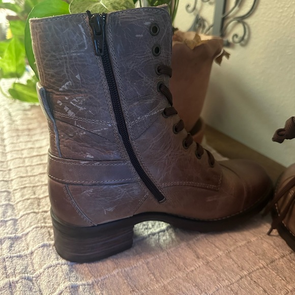 2 pairs of Taos boots - Picture 10 of 11